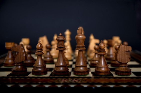 Piezas de ajedrez representando estrategia y arquitectura social en branding